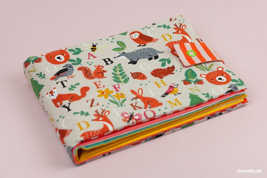 Als Geschenk für Babys und Kleinkinder, nach der Nähanleitung mit Schnittmuster von shesmile: Ein Bilderbuch aus Stoff mit Folientaschen für Fotos nähen.