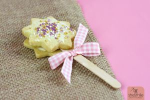 Ein Zauberstab aus Butterplätzchen und Zuckerperlen zum Essen. Eine Backidee mit Lieblingsrezept von shesmile. Perfekt zum Verschenken, als Gastgeschenk, Tellerdeko oder Mitgebsel für den Kindergeburtstag.