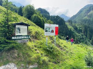 Hinweistafeln zum Schrabach Wasserfall