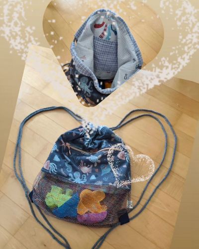 Ich habe den Turnbeutel Hanno nach dem Schnittmuster von shesmile genäht - als Muschelsammlerbeutel für meine Söhne in unserem Urlaub an der Ostsee. Und damit das schöne Urlaubsfeeling bleiben darf kann er danach super als Sandspielzeugbeutel genutzt werden. Denn der untere Teil ist außen mit einen glitzernden Netz bestückt, das an eine Meerjungfrau erinnert und innen mit einem schwarzen Tüllstoff genäht. Als Thema habe ich Meerestiere und Karokästchen aufgegriffen. Der Außenbeutel besteht aus einem Jersey mit süßen Meerestierdruck. Für Stabilität sorgt der Tunnelzug aus Baumwolle in blau mit weißen Karos sowie der Innenstoff aus Baumwolle mit Quallen und kariertem Collegeblockmuster. Die Innentasche greift wieder den Stoff vom Tunnelzug auf. Ich liebe unseren Hanno jetzt schon sehr und freue mich ihn meinen Söhnen im Urlaub als Überraschung geben zu können.
