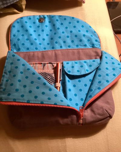 Reisedokumententasche mit innenliegenden Fach für IPad, eins für Dokumente und Ausweis, Geldfach mit Zu schließender Klappe und Netzeinsatz für Ladekabel, Tasche ist unentbehrlich geworden und das meist genutzte Lieblingsteil.