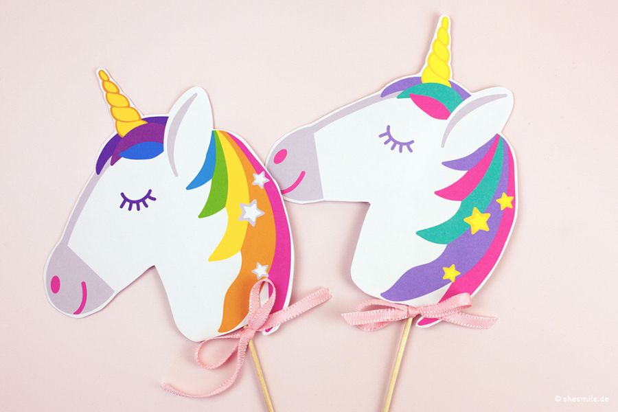 Die Einladungskarte aus Papier zum Selberbasteln für deine Einhornparty. Bastelanleitung und Druckvorlagen gestaltet als PDF-E-Book, Printable von shesmile.
