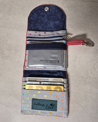 Mir fehlte immer noch ein kleines Portemonnaie, dass ich an kleinen und großen Taschen ranklicken kann. Eines hatte ich bereits genäht, doch das Kleingeldfach war ohne Reissverschluß, das hat mich doch sehr gestört. Heute morgen bin ich dann noch mal bei Shesmile stöbern gegangen und Tadaaaa....der Geldbeutel "Kleinkram" bietet alles, was ich wollte. Ich habe noch ein Klarsichtfach integriert für den Personalausweis oder Führerschein. Genäht aus Outdoorstoff außen und Baumwollstoff innen.