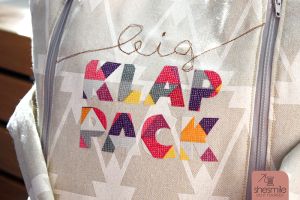 Nähanleitung und Schnittmuster in zwei Größen gestaltet als PDF-E-Book für einen Rucksack für Reisen, Sport und Ausflüge für Erwachsene oder die Familie BigKlapPack mit praktischer großer Klappenöffnung und großem integriertem Nassfach. Einfach. Kreativ. Nähen & Basteln mit shesmile.