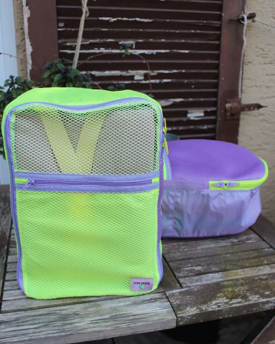Ich habe zwei Packwürfel von shesmile DIY genäht. Größe S und M. Verwendet habe ich Mesh, 2D Mesh, Regenjackenstoff, Gummibänder, Schnallen und Reißverschlüsse. Alles aus dem Fundus und nur in flieder und neongelb. Ursprünglich wollte ich einen in flieder und einen in Neon, ganz einfarbig. Ich fand dann aber doch das durchmischen der zwei Farben cooler.