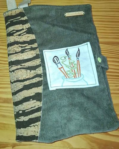 Ich habe eine malmappe von shesmile genäht. Mit Material welches ich da habe. Und die tasche begleitet uns auf jeden Ausflug/ Urlaub wo es vielleicht mal etwas langweiliger wird.