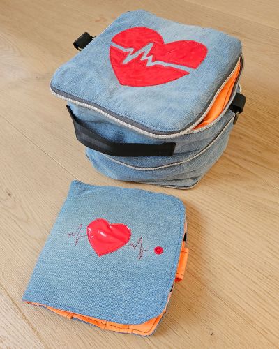 Zipkram. Upcycling aus Jeans, Innenfutter und Netztaschen aus altem Gleitschirm. Für mich genäht als Reiseapotheke.