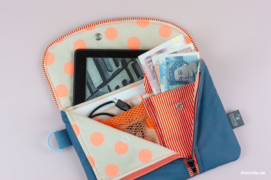 Nähanleitung und Schnittmuster von shesmile. Tablet Tasche Smartkram in 8“ Größe als Reiseorganizer für den Urlaub. Einfach. Kreativ. Nähen mit shesmile DIY.