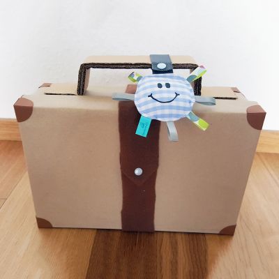 Mein Opa hat Ende letzten Jahres seinen 80. Geburtstag gefeiert. Er verreist gerne, vor allem ist er in den letzten Jahren mit Busreisen unterwegs - also war das Geschenk natürlich eine Busreise in eine Stadt, die er schon länger wieder einmal sehen wollte. Ein Foto von dem symbolischen Koffer - natürlich mit passendem Kofferanhänger - sende ich dir im Anhang. Mein Opa hat sich dafür entschieden, den Kofferanhänger nicht an seinen Koffer zu befestigen. Dafür trägt er ihn lieber an seiner Tasche, die er bei den Reisen und Tagesausflügen immer bei sich hat.