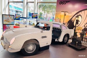 James Bond samt Aston Martin in Originalgröße