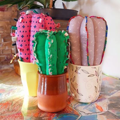 My home is where my cactus grows. Ich liebe Kakteen. Wenn ihr nur wüsstet, wieviele ich bereits versucht habe, groß zu ziehen... Es war wohl nie das richtige Zuhause. Jedenfalls jetzt habe ich die perfekte Lösung, und DIESMAL gehen sie bei mir NIE mehr ein! Brauchen kein Wasser, keine Sonne, sondern selbst schenken sie Licht und Freude. Und ganz wichtig: Sie pieksen nicht!!