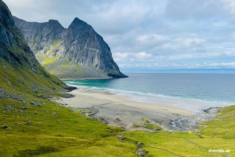 Auf den Spuren von Inge Wegge und Jørn Nyseth Ranum. Bucht Kvalvika: Unsere Wanderung mit Kindern zu einem der schönsten Strände auf den Lofoten in Norwegen.