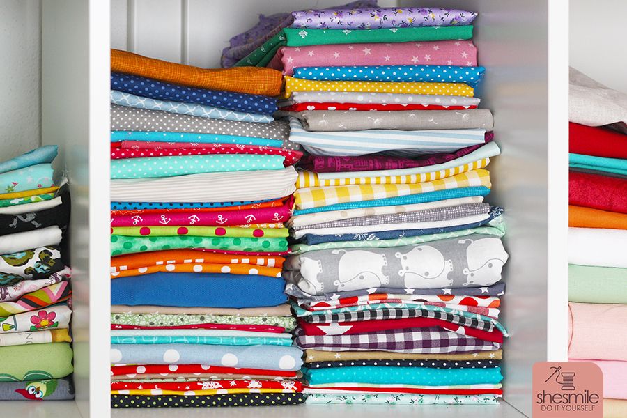 Mit diesem Trick kannst du Stoffe super gleichmäßig in dein Stoffregal einsortieren. Du brauchst nur ein Kallax-Regal von IKEA und ein Patchwork-Lineal.