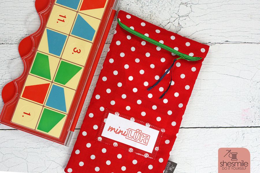Nähanleitung für alle Größen gestaltet als PDF-E-Book von shesmile für einen schnell genähten Reißverschluss-Beutel, Spielebeutel Zipverpackt. Für das Mini LÜK Spiel mit Übungshefte. Platzsparend, kunterbunt und ordentlich aufgeräumt. Eine echte Alternative zur kaputten Papp-Verpackung.