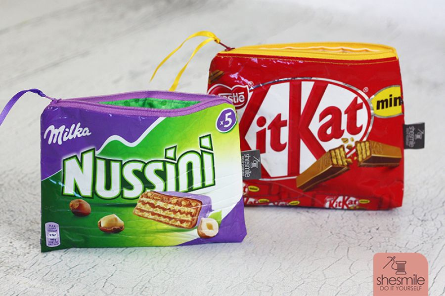 Taschen und Reißverschluss-Täschchen aus alten Verpackungen von Milka, Süßigkeiten, Maiswaffeln, Schokolade und Chipstüten nähen. Eine kostenlose Nähanleitung mit Tipps und Tricks mit Buchfolie von Melie von GrünBlauMeliert und Lisse von shesmile.