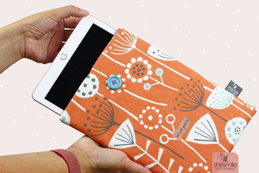 Nähanleitung für alle Größen und Modelle gestaltet als PDF-E-Book von shesmile für eine einfache, gepolsterte Schutztasche aus Stoff für Handy, Tablet, E-Book Reader oder Laptop. Schnittmuster selbst erstellen, passend für alle Größen und Modelle.