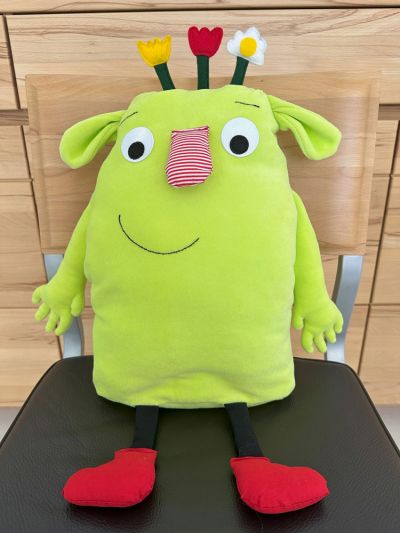 Auf der Suche nach einer Plüschausgabe des Kleinen WIR für meine nächste Klasse bin ich auf Ihren Blog geraten und war sofort begeistert von der Idee, selber ein WIR herzustellen. Mit Hilfe Ihrer Bilder und Beschreibungen, etwas Versuch und Irrtum als Nähanfängerin, hat es schließlich geklappt! Die Kinder werden es lieben! Vielen Dank!