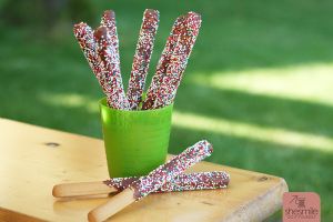 Bunte Schoko-Grissini-Stangen für den Kindergeburtstag (Ein Rucki-Zucki-Tutorial)