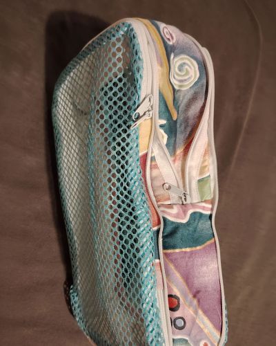 Ich habe einen upcycling - Packwürfel genäht, erstmal die kleinste Größe. Das Mesh stammt aus einer Kinderzimmer - Hängeaufbewahrung die an ein paar Stellen zerschlissen war, also perfekt um ihr ein neues Leben zu schenken! Der bunte Stoff war mal ein dünner flutschiger Vorhang, die Reißverschlüsse sind neu. Verstärkt habe ich nur den Rand mit H630. Für das Schrägband habe ich in einem Stoffrestepaket, das erst vor kurzem bei mir ankam, einen schönen passenden Stoffstreifen gefunden, genau in der passenden Größe. Leider hat es nur für ein Teil gereicht und ich war erst etwas traurig, dass ich die andere Seite zwar mit dem gleichen Muster, aber anderer Farbe machen musste. Aber jetzt gefällt es mir so eigentlich noch besser ☺️ Der Packwürfel ist schön leicht und luftig! Da folgen auf jeden Fall noch weitere, auch in anderen Größen! Er wurde sofort für die Klassenfahrt eingepackt - deshalb waren nur noch Fotos auf die Schnelle möglich... 😉