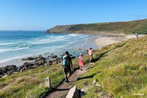 Auf dem South West Coast Path zum Gwynver Strand