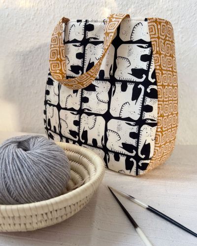 Ich habe mir die Little Elli als Projekttasche voller Vorfreude auf den Urlaub im kommenden Oktober in Südafrika genäht. Der Stoff von Kleinkariert Stoffversand passt da perfekt! Auf Begegnungen mit Elefanten freue ich mich sehr, die Schlangen dürfen gerne ausschließlich auf der Little Elli zu sehen sein. Vielen Dank für eure tolle Mitmachaktion sowie die Rabatte. ❤️