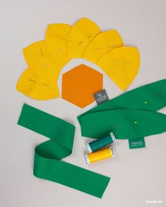 Zuschnitt - Schnittmuster Frieda Osterglocke von shesmile DIY