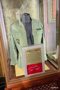 Kleidung und Brille von John Lennon