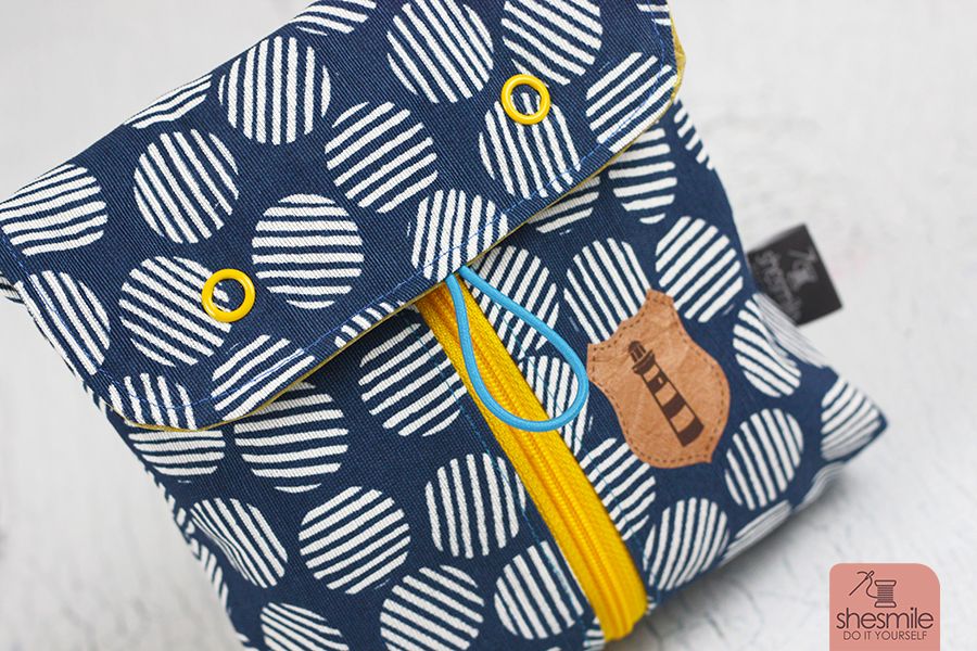 Nähanleitung und Schnittmuster gestaltet als PDF-E-Book von shesmile für ein Täschchen Petra mit Fächern für Periodenunterwäsche, (wiederverwendbare Stoff-) Slipeinlagen, Menstruationstasse und Tampons.