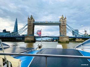 River Boat auf der Themse mit Blick auf die Tower Bridge