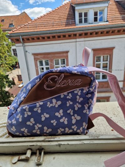 Die Tochter einer sehr engen Freundin hat zum Geburtstag Rollschuhe bekommen und was passt da denn besser als eine schöne Tasche um diese aufzubewahren :)