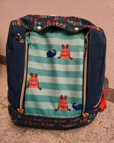 Ich habe einen weiteren KlapPack für mich genäht. Ich habe mittlerweile 5 oder 6 für verschiedene Anlässe, dieser hier ist mein Rucksack für meine Sportstunden. Jeder Rucksack hat innen eine andere Aufteilung, je nachdem wofür ich ihn brauche. Ich nutze hierfür sehr gerne Softshell, da er einigermaßen Wasserdicht ist.