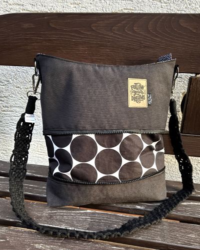 Ich habe die Tasche als Geschenk für eine Freundin genäht. Sie ist Mama und kennt es auch zu gut, wenn man ohne Kind unterwegs hat, reicht eine kleine Tasche, aber mit Kind muss sie größer sein. Mit der ZipKram hat sie jetzt 2 in 1 ohne ihre Tasche umpacken zu müssen. Ich liebe das Konzept des Schnitts sehr.