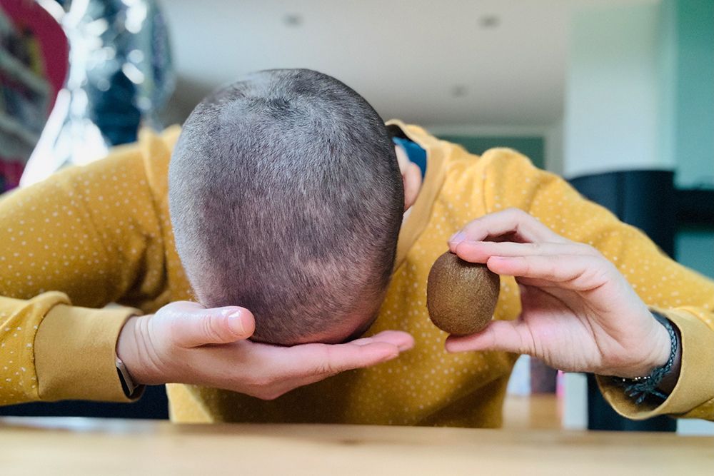 „Ja, sie werden ihre Haare verlieren, Frau Steger!“... diese deutlichen Worte hat meine Ärztin beim Chemo Vorgespräch gewählt. Bis bald, Haare! Hallo KiwiKopf! Mein Weg vom Wuscheldutt zur Glatze. Ein Brustkrebs-Tagebuch.