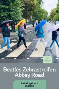 Als Familie über den Beatles Zebrastreifen