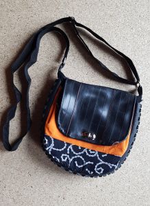 Handtasche Ulla genäht aus einem alten Fahrradreifen von GrünBlauMeliert, Nähanleitung und Schnittmuster von shesmile DIY.
