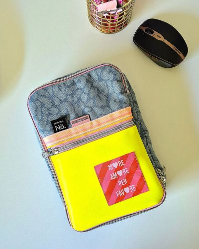 Ich habe einen kleinen Packwürfel genäht für meine neue Laptoptasche! Hier kommt dann mein Headset rein! Ich fange bald wieder an mit Arbeiten, nach meiner Elternzeit und ich brauche viel mehr Farbe im Leben 🤭 daher habe ich mich für ein Neongelbes Kunstleder entschieden zusammen mit einen Jeans Leoprint Stoff und einem rosa Reisverschluss. Alles von Snaply natürlich 🤭