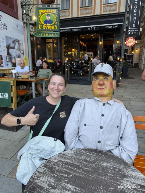 Der brave Soldat Schwejk vor dem U Švejka in Karlsbad