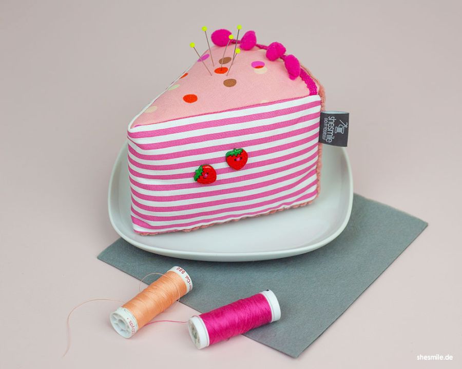 Nähanleitung und Schnittmuster von shesmile DIY. Ein Achtel vom Kuchen aus Stoff TortenTraum als Nadelkissen oder Geschenkverpackung nähen.
