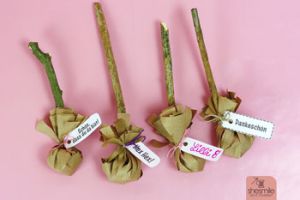 Bastelanleitung und Druckvorlagen gestaltet als PDF-E-Book von shesmile für ein Hexenbesen-Päckchen. Perfekt als Gastgeschenk, Tischdeko oder Namensschild für deine nächste Hexenparty! Gefüllt mit Süßigkeiten oder Spielzeug.