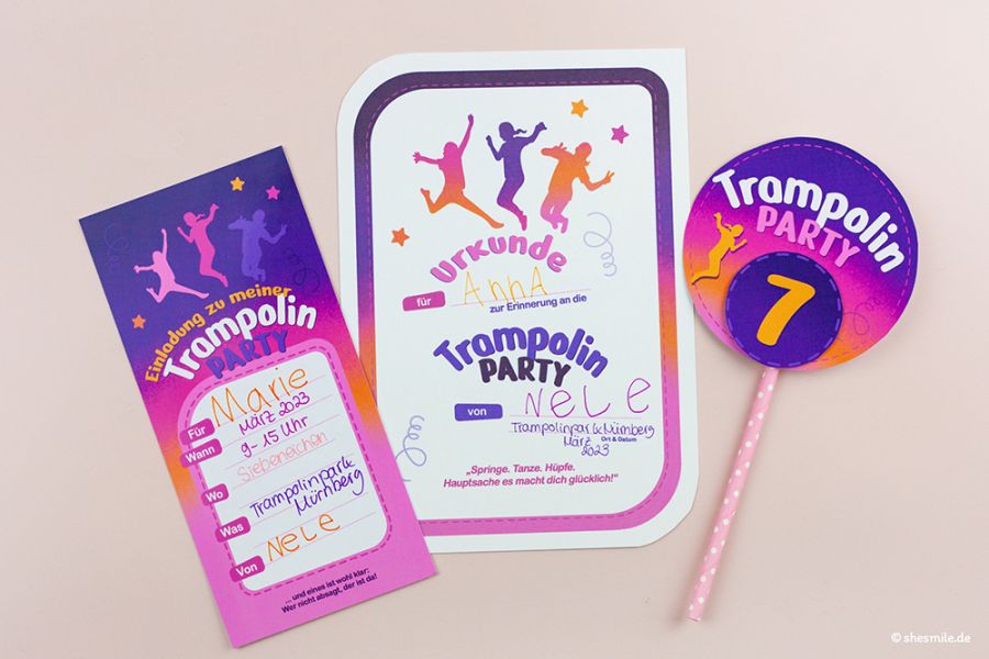 Einfach personalisierte Einladungen, Urkunden und Caketopper für die Trampolin Jump Party erstellen. Mit der Bastelanleitung und Druckvorlage von shesmile.