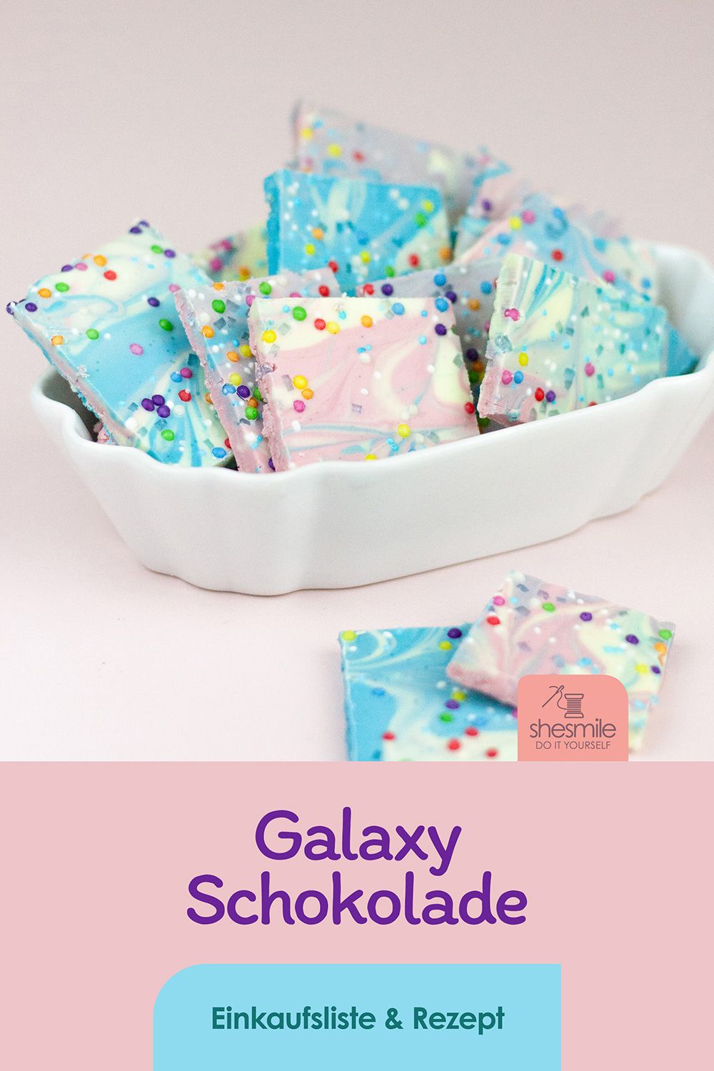 Galaxy-Schokolade mit bunten Zuckerstreuseln und Glitzerpulver backen