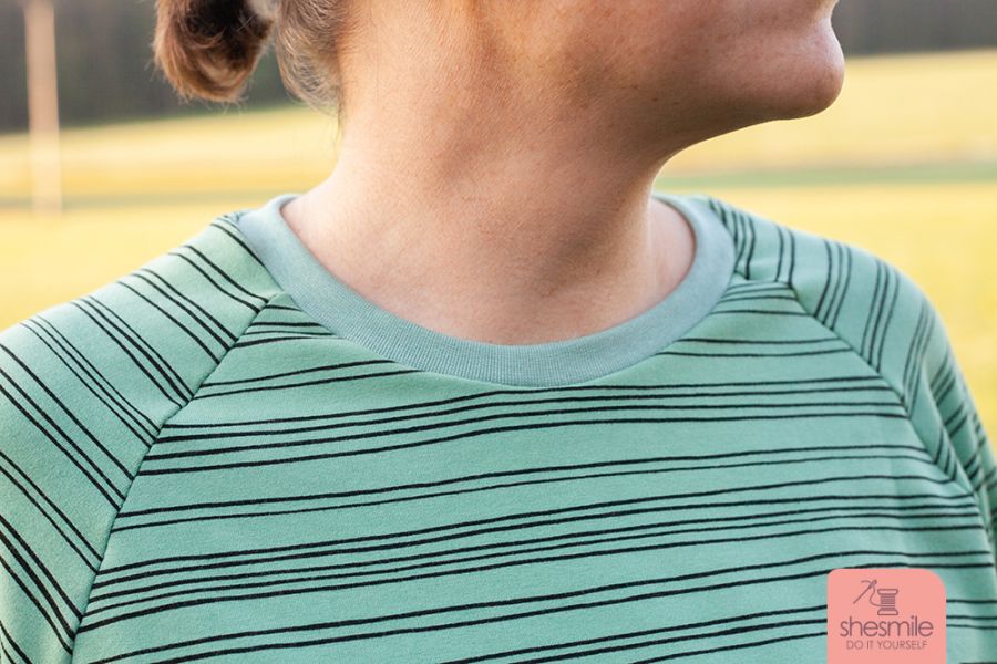 Nach dem neuen Schnittmuster mit Nähanleitung von shesmile und Stoff von Stoffe Hemmers. Ein Pullover RiekeRaglan aus kuschelweichem French Terry nähen.