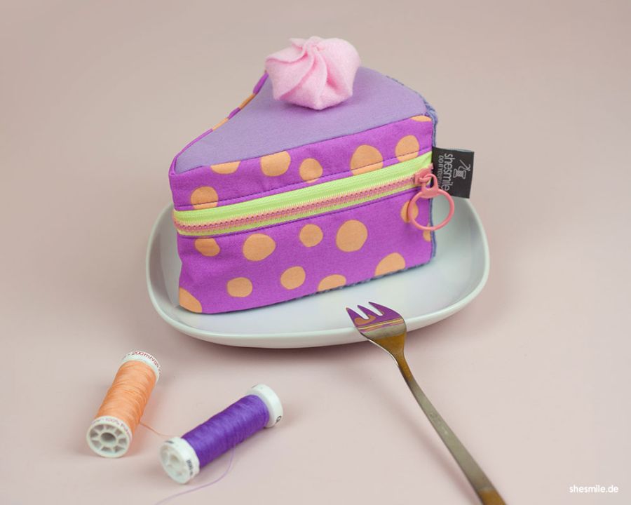 Schnittmuster des Monats April bei shesmile: Mit dem TortenTraum Schnittmuster einen Kuchen aus Stoff zum 40. Geburtstag nähen. Kreative Deko und Geschenkidee.