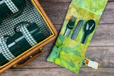 Die Tage werden jetzt wieder länger und vor allem wärmer. Meine Jungs planen da schon die ersten Picknicks. Shesmile hat dafür ein tolles EBook herausgebracht: das RollPack. Egal ob Besteck-RollPack fürs Picknick oder Stift-RollPack für unterwegs, mit oder ohne Reißverschluss Tasche…. Hier findet jeder sein passendes RollPack. Für die geplanten Picknicks habe ich gleich zwei Besteck RollPacks genäht. Eines passend zu meiner Gerda Picknickdecke, die ich letztes Jahr für shesmile schon nähen durfte.