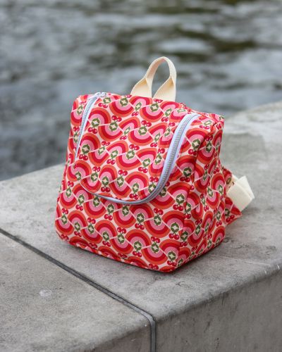 Ein Bekleidungslabel aus Berlin spendet regelmäßig die Teststoffe ihrer Kollektion für Nähkurse und ich hatte mich direkt in diesen Softshell verliebt. Der Rucksack ist perfekt für Tagesausflüge und zaubert direkt ein Lächeln ins Gesicht.