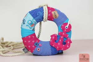 Mit Letterello-Anker, Knöpfen und Leuchtturm! Einen maritimen Türkranz aus Stoff nähen mit der Nähanleitung und Schnittmuster von shesmile.