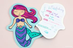 Kreative Einladungskarten und Urkunden als Mitgebsel für deine Meerjungfrauen-Party im Schwimmbad oder Zuhause. Eine Bastelanleitung mit Druckvorlage von shesmile.