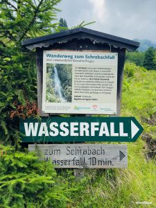 Hinweistafeln zum Schrabach Wasserfall