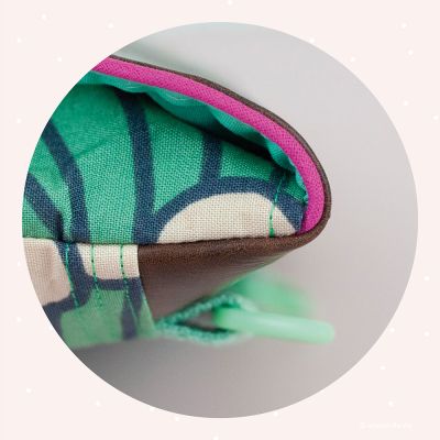 Taschendetail 3/5: Paspelband an der Verschlussklappe. Eine Nähanleitung findest du im neuen E-Book oder schon jetzt auf meinem Blog.