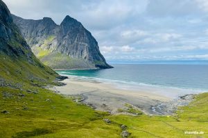 Auf den Spuren von Inge Wegge und Jørn Nyseth Ranum. Bucht Kvalvika: Unsere Wanderung mit Kindern zu einem der schönsten Strände auf den Lofoten in Norwegen.